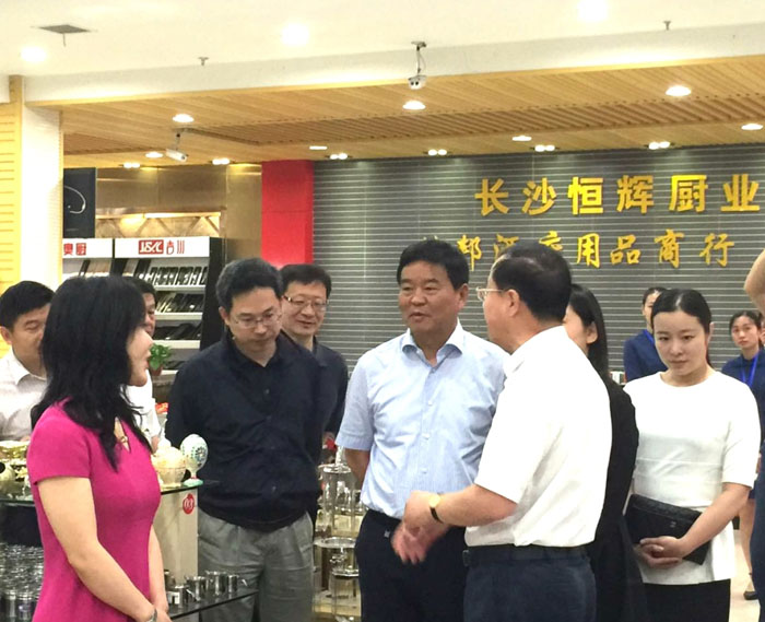 商務部國際貿易談判代表兼副部長傅自應蒞臨中山廚具·高橋旗艦店視察工作